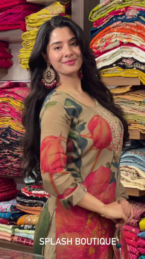 Elegant Floral Suit: A Perfect Fusion of Tradition and Modernity - Image 4