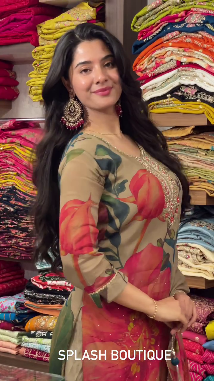 Elegant Floral Suit: A Perfect Fusion of Tradition and Modernity - Image 4