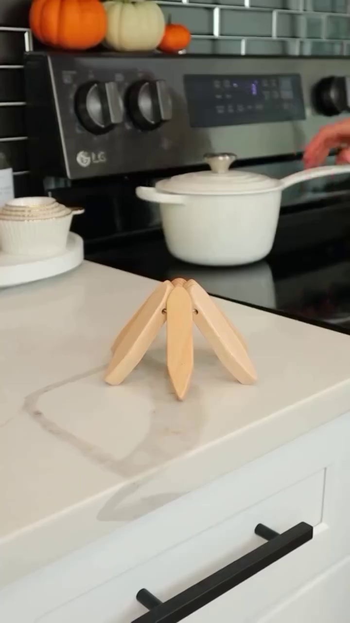 Foldable Wooden Trivet – Minimalist Heat-Resistant Pot Stand for Kitchen Use