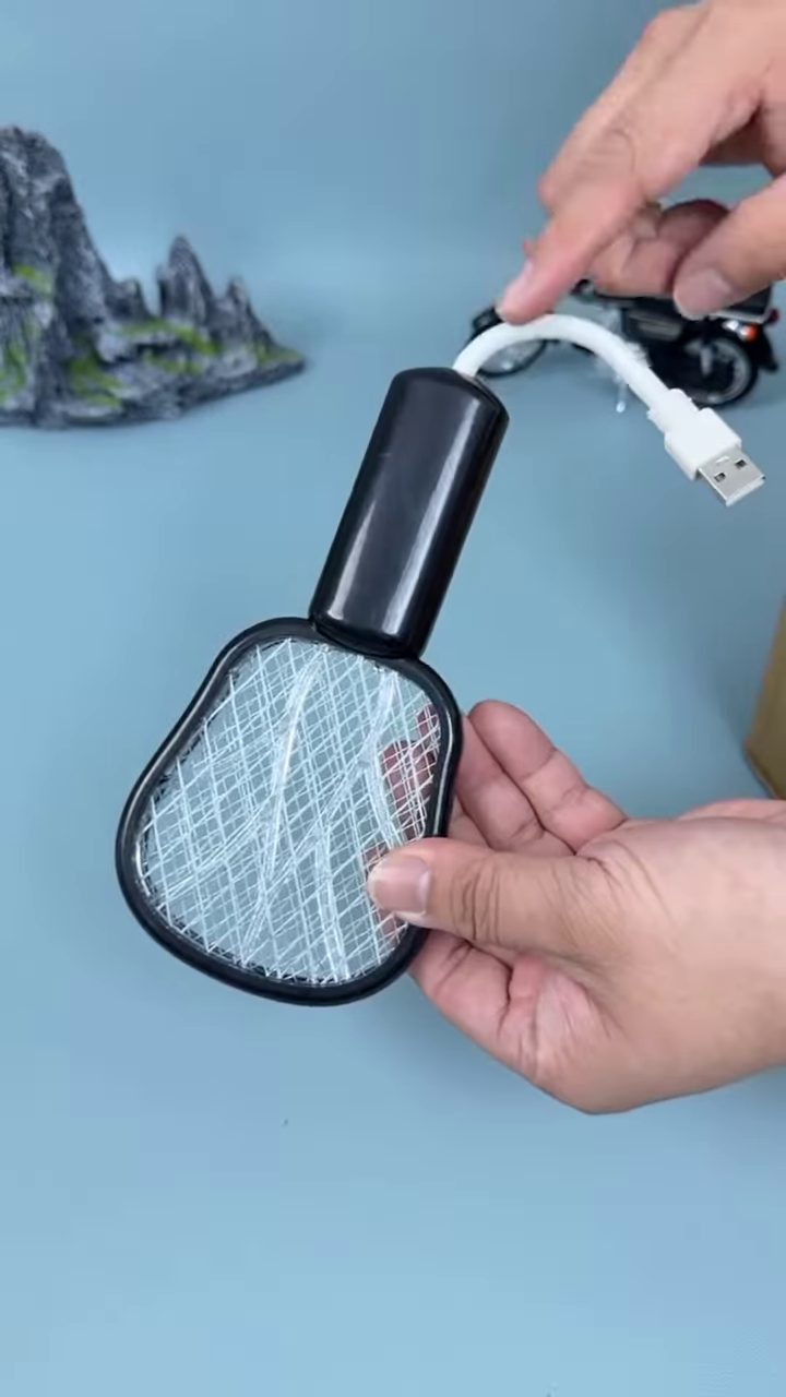 ⚡️Buzz Off, Bugs! – Electric Mosquito Swatter with UV Lure